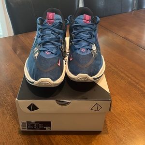 Men’s Kyrie Low 5 basketball shoe, size 12